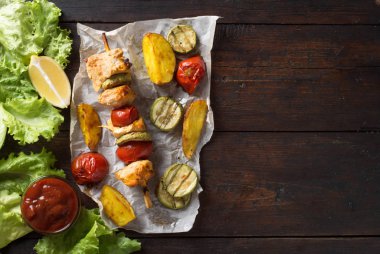  Kızarmış et ve sebze.