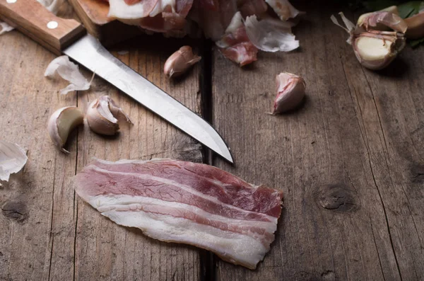 ahşap tahta üzerinde pastırma