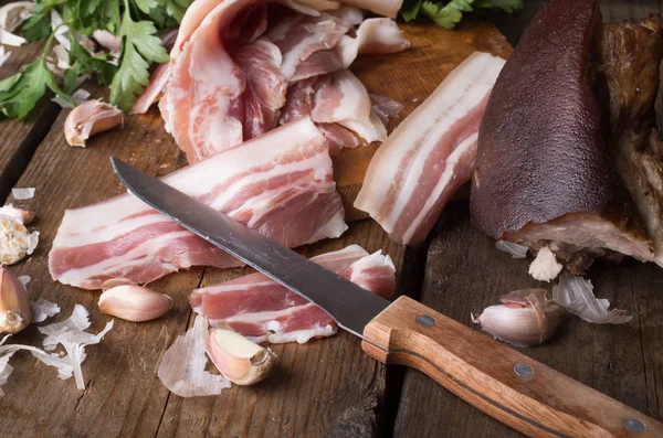 Bacon su tavola di legno — Foto Stock