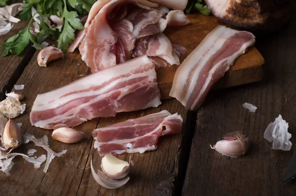 Bacon på träskiva — Stockfoto