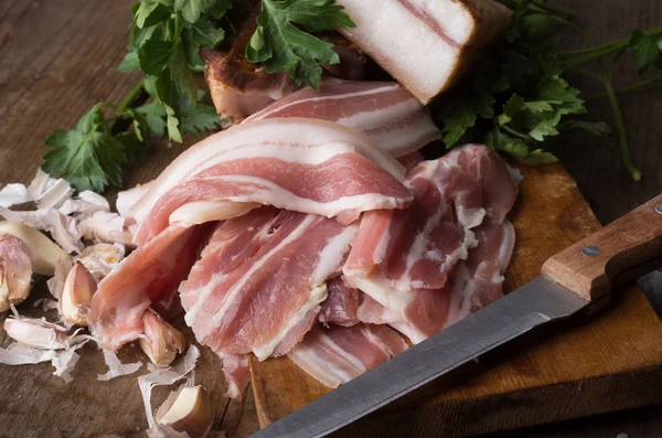 Bacon su tavola di legno — Foto Stock