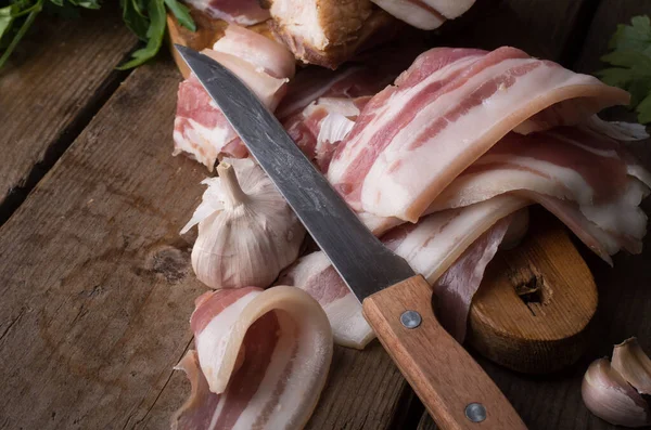 Bacon pada papan kayu — Stok Foto