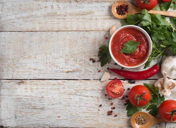 Ketchup and ingredients — Stock Photo, Image