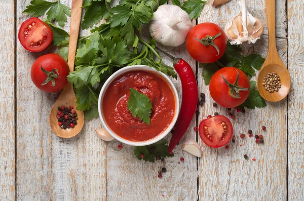 Ketchup and ingredients — Stock Photo, Image