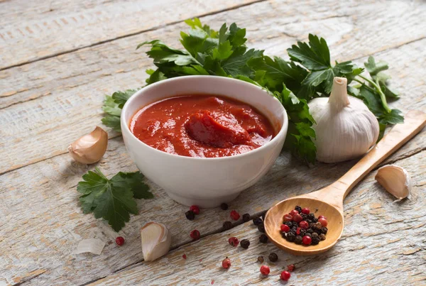 Ketchup and ingredients — Stock Photo, Image