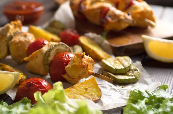 Carne e legumes grelhados — Fotografia de Stock