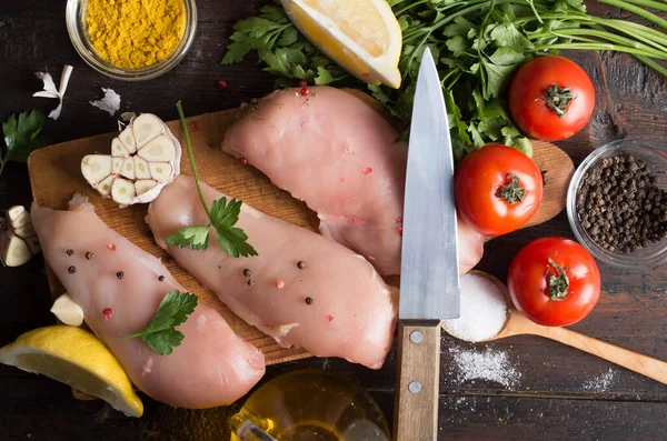 Rohes Hühnerfleisch auf Holzbrett auf dem Tisch — Stockfoto