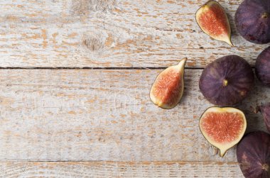 Olgun incirler eski ahşap masada