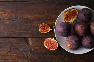 Olgun incirler eski ahşap masada