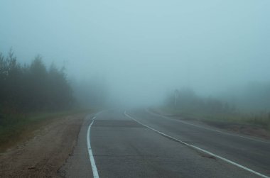 Sabahları sisli yol