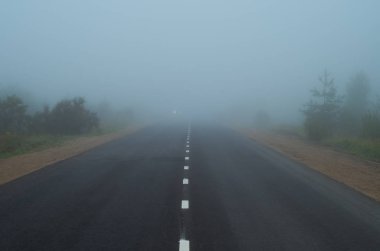 Sabahları sisli yol