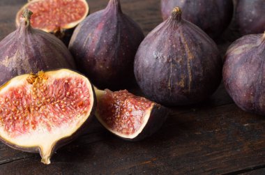 Olgun incirler eski ahşap masada