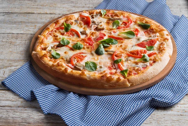 Frische Pizza — Stockfoto