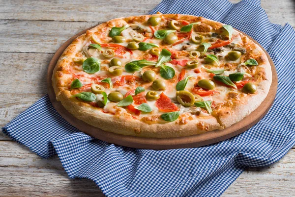 Fresh pizza — Stock Photo, Image