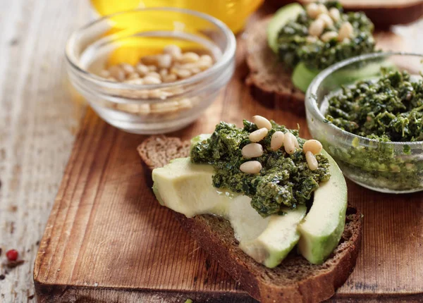 Sandwich con salsa de pesto y aguacate —  Fotos de Stock