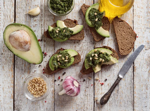 Sandwich con salsa de pesto y aguacate —  Fotos de Stock