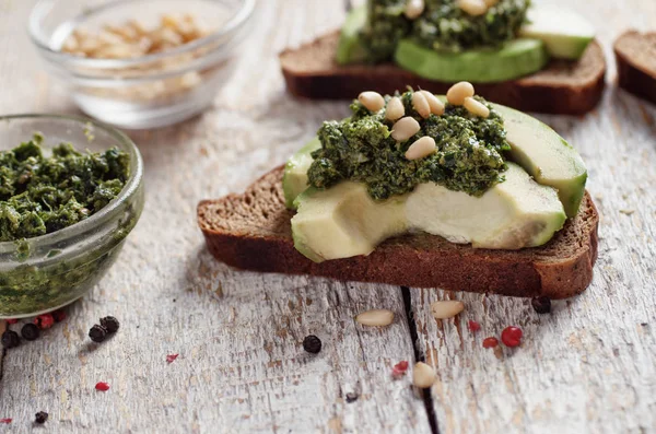 Sandwich con salsa de pesto y aguacate —  Fotos de Stock