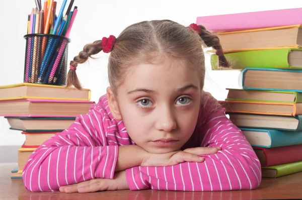 Jong meisje met boeken — Stockfoto