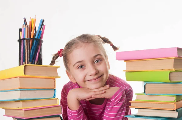 Молодая девушка с книгами — стоковое фото