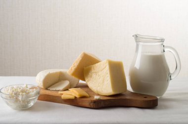 Mutfak masasının üzerinde süt ürünleri