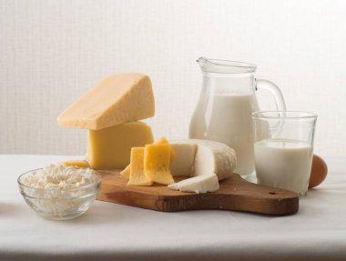 Mutfak masasının üzerinde süt ürünleri