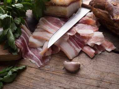 ahşap tahta üzerinde pastırma