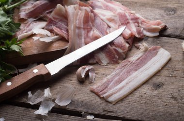 ahşap tahta üzerinde pastırma