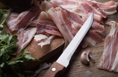 ahşap tahta üzerinde pastırma