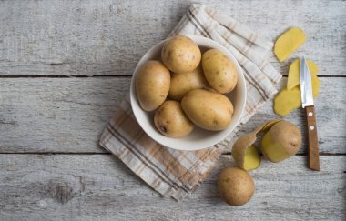 Eski ahşap masa taze patates