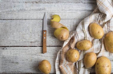 Eski ahşap masa taze patates