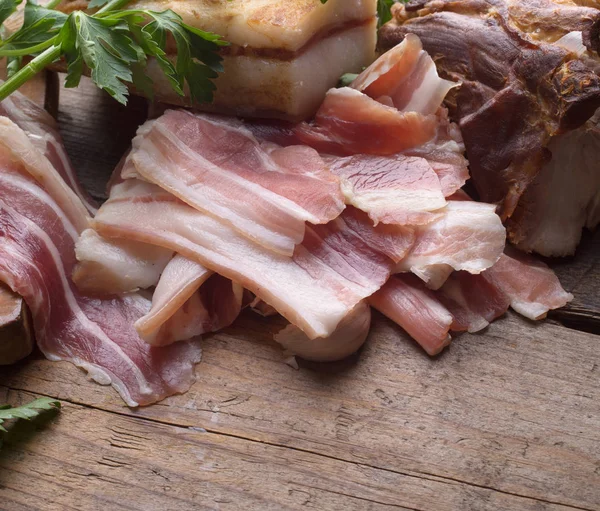 Bacon em tábua de madeira — Fotografia de Stock
