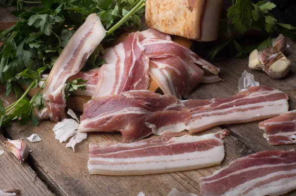 Bacon su tavola di legno — Foto Stock