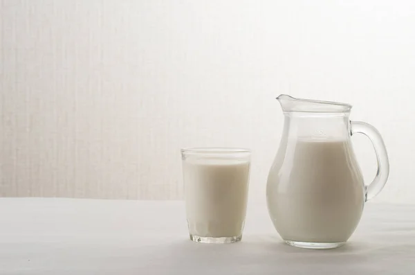 Słoik na mleko na stole — Zdjęcie stockowe