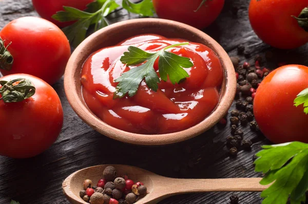 Ketchup and ingredients — Stock Photo, Image