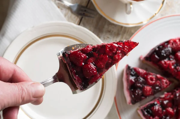 Bolo de frutas com bagas e outras frutas — Fotografia de Stock