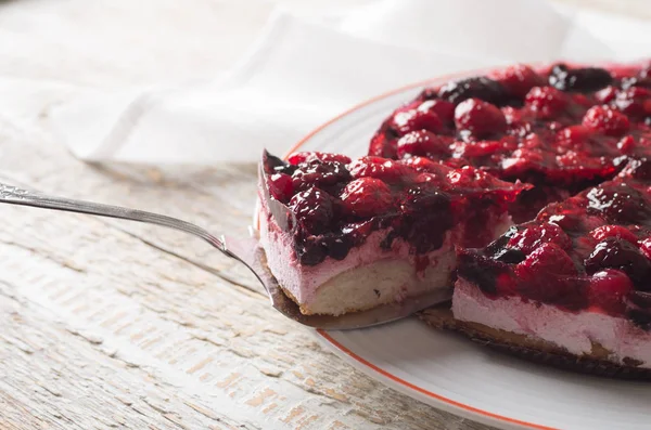 Torta di frutta con bacche e altri frutti — Foto Stock