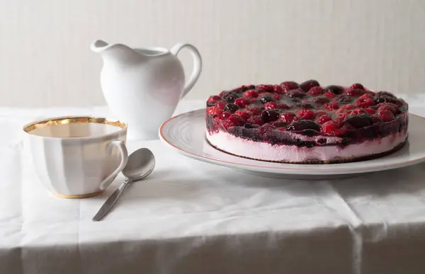Фруктовый пирог с ягодами и другими фруктами — стоковое фото