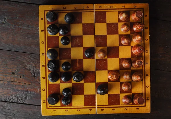 Scacchiera vecchia e usurata con pezzi di scacchi — Foto Stock