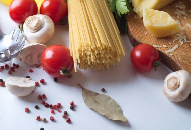 Spagetti ve malzemeler 