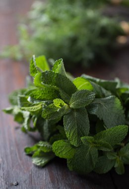 rustik ahşap zemin üzerinde taze nane