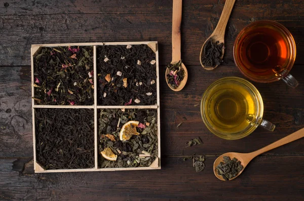 Varios tipos de té sobre un fondo de madera —  Fotos de Stock
