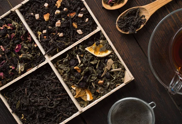Vari tipi di tè su uno sfondo di legno — Foto Stock