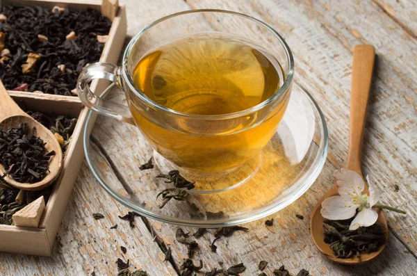 Различные виды чая на деревянном фоне — стоковое фото