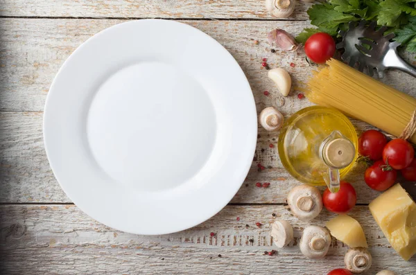 Spaghetti und Zutaten — Stockfoto