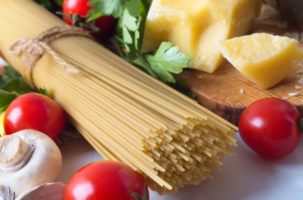 Spaghetti e ingredienti — Foto Stock