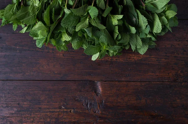 Mint segar pada latar belakang kayu berkarat — Stok Foto