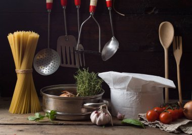 Eski ahşap bir masada aşçının şapkası.. 