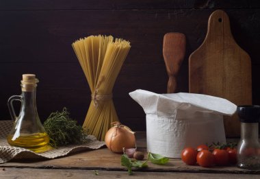 Eski ahşap bir masada aşçının şapkası.. 