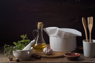 Eski ahşap bir masada aşçının şapkası. Kavramsal arkaplan 