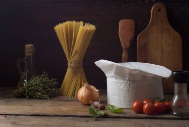 Eski ahşap bir masada aşçının şapkası.. 